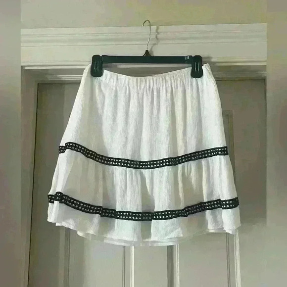 Vince Camuto Skirt Medium. Fully lined. White with black trim design. Good cond. - Picture 7 of 10